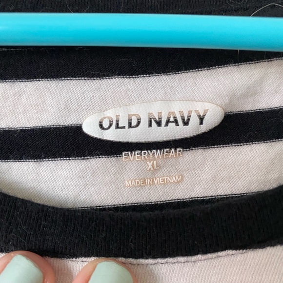 Old navy tshirt - Picture 3 of 3